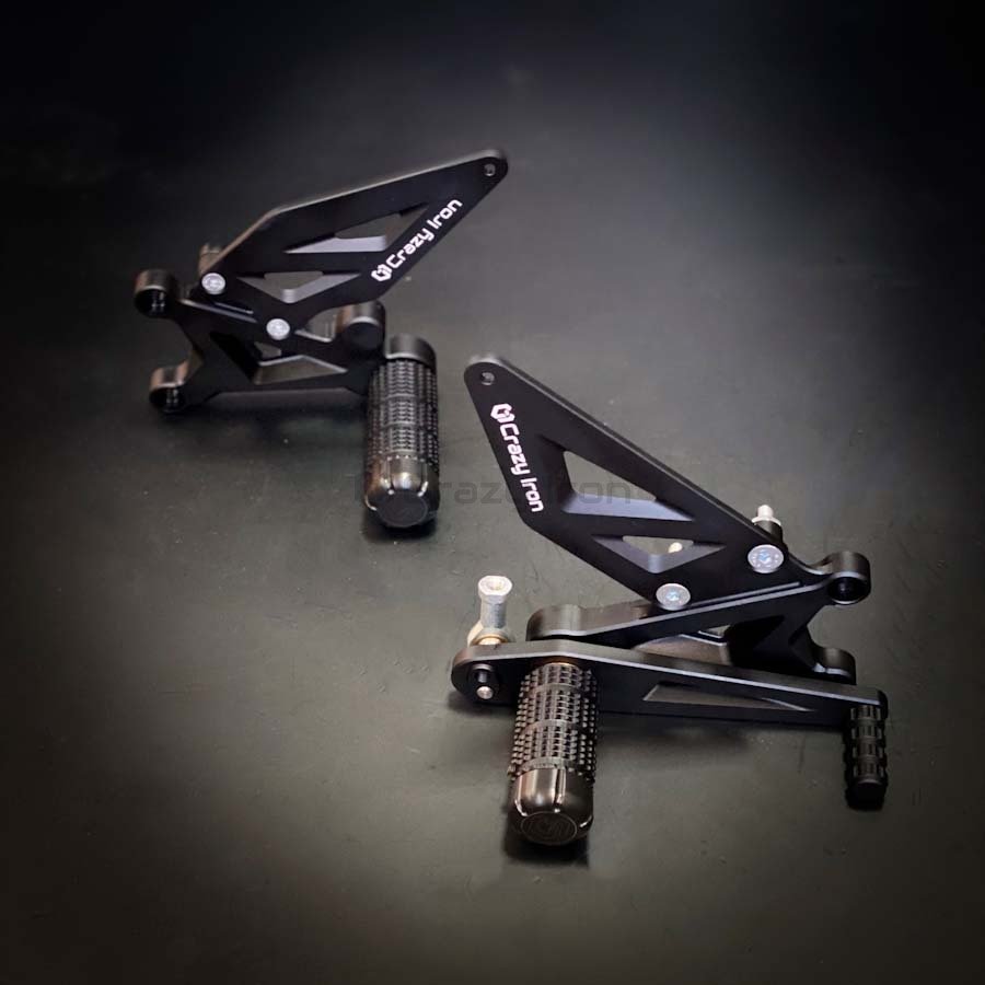 Crazy Iron Комплект подножек STUNT TRIUMPH Street Triple 675, 675R черный