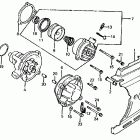 VF700S Левая крышка картера и помпа